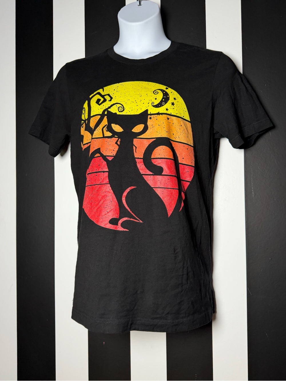 NWOT Retro Black Cat Graphic Tee with Sunset Silhouette - Adult Unisex SZ L